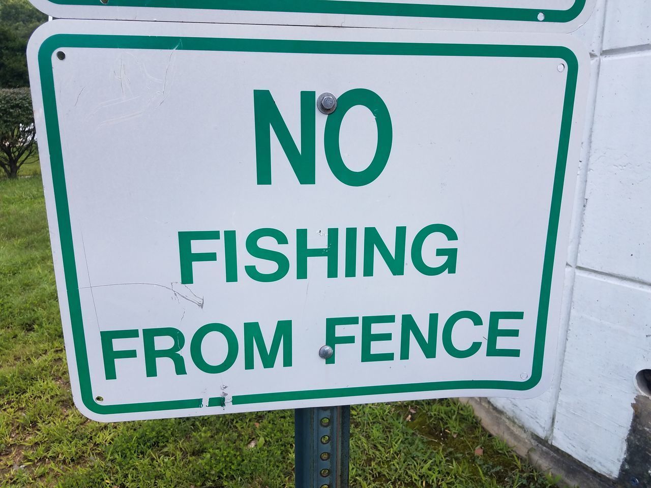 CLOSE-UP OF ARROW SIGN ON ROAD SIGNS