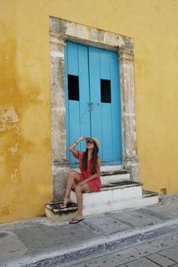 Full length of woman sitting on steps