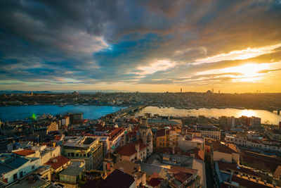 Hdr photo. cityscape of istanbul from galata tower at sunset.