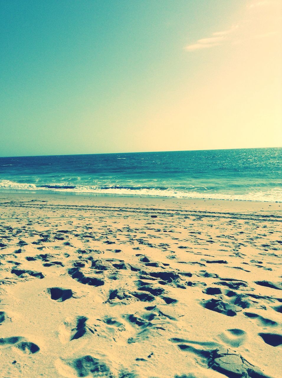 beach, sea, sand, horizon over water, shore, water, tranquility, tranquil scene, scenics, beauty in nature, clear sky, copy space, nature, idyllic, sky, coastline, footprint, blue, wave, vacations