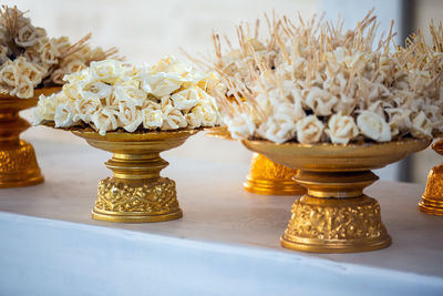 Close-up of white flowers in vase on table