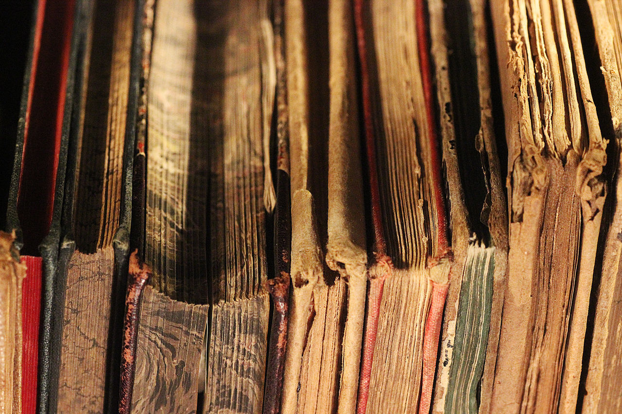 FULL FRAME SHOT OF OLD BOOKS ON SHELF