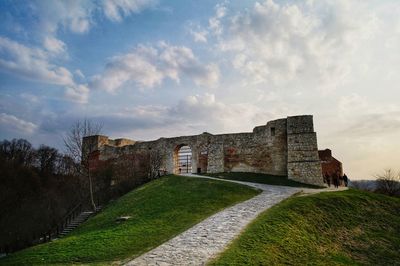 Old ruin building against sky