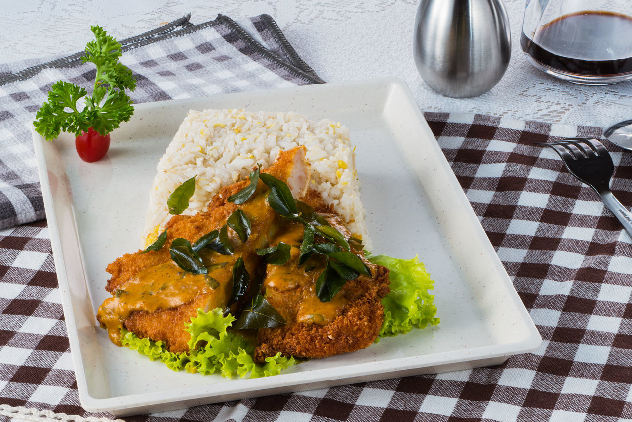 HIGH ANGLE VIEW OF FOOD IN PLATE