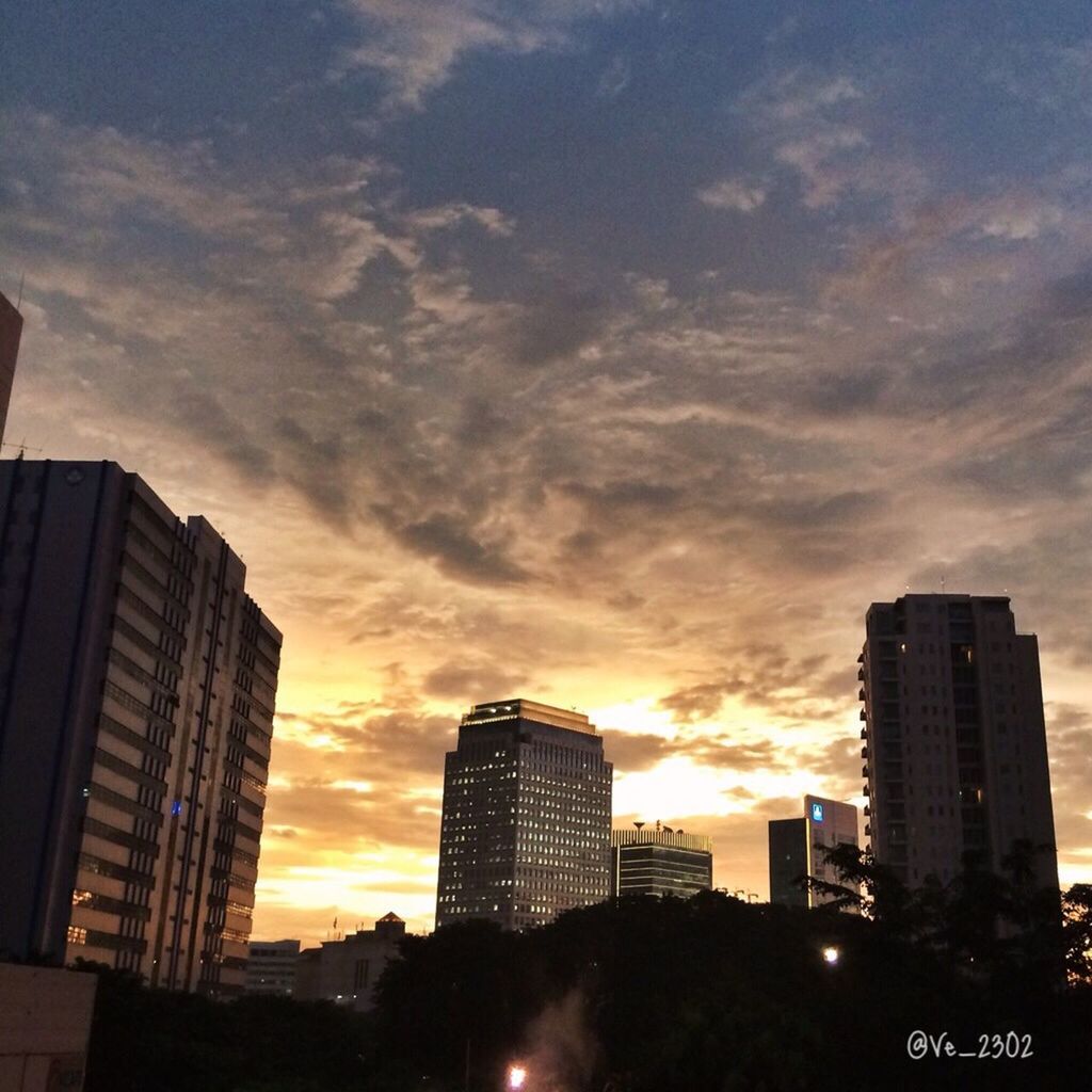 LOW ANGLE VIEW OF MODERN BUILDINGS AGAINST SKY