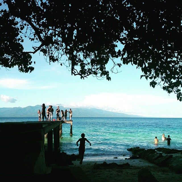 water, sea, horizon over water, leisure activity, men, lifestyles, beach, sky, vacations, scenics, beauty in nature, person, large group of people, tranquil scene, silhouette, nature, tranquility, medium group of people, shore