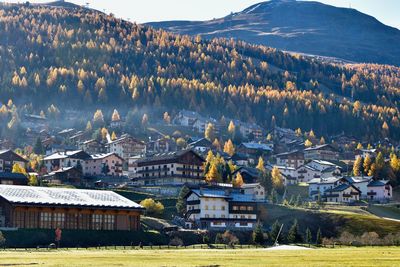 High angle view of houses and buildings against mountains