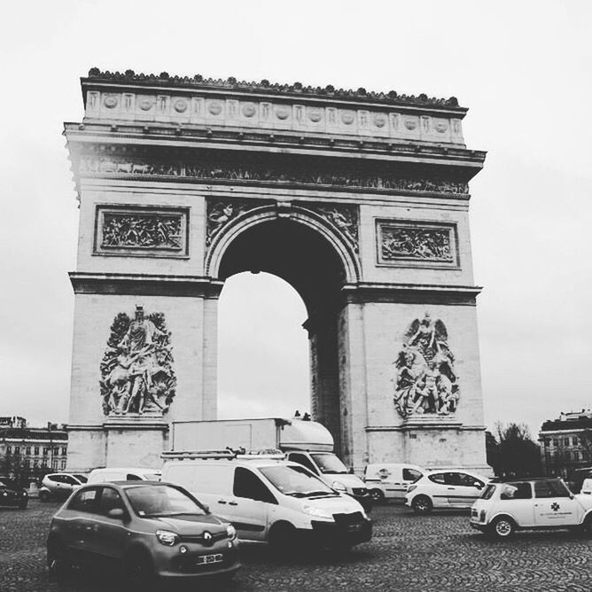 triumphal arch, arch, architecture, car, built structure, history, travel destinations, outdoors, sky, tourism, low angle view, travel, land vehicle, day, building exterior, city, no people