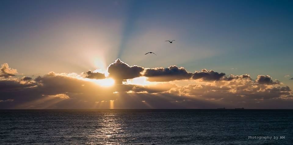 sea, sunset, sun, horizon over water, water, scenics, tranquil scene, waterfront, beauty in nature, sky, tranquility, idyllic, nature, sunbeam, sunlight, silhouette, cloud - sky, orange color, reflection, outdoors