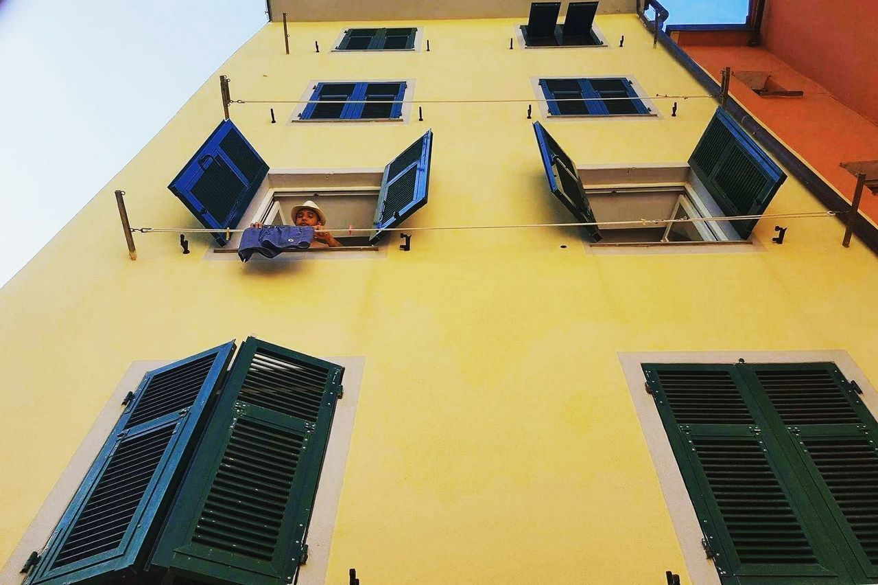 LOW ANGLE VIEW OF RESIDENTIAL BUILDING AGAINST SKY IN CITY