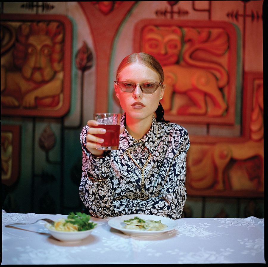 PORTRAIT OF YOUNG WOMAN DRINKING GLASS