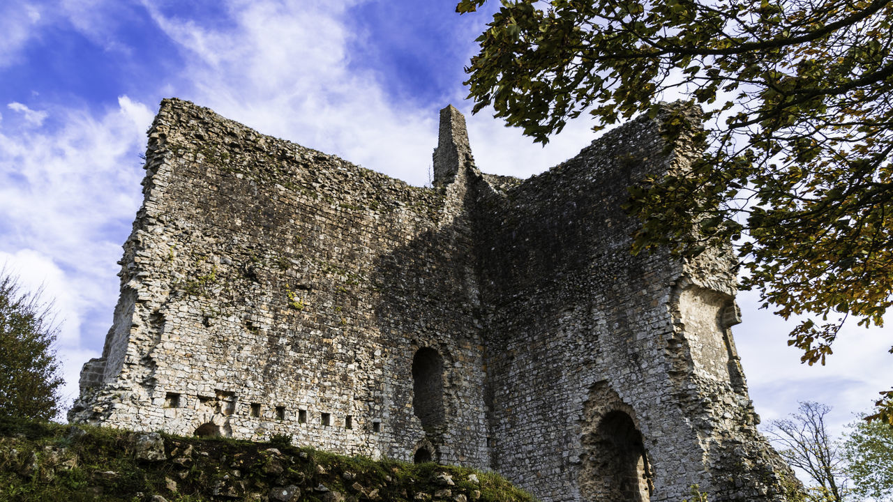 LOW ANGLE VIEW OF HISTORICAL BUILDING AGAINST SKY