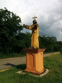 Statue against sky