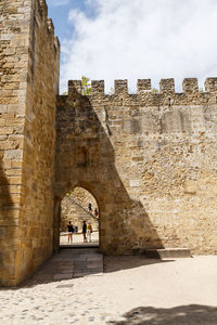 Stone wall of são jorge castle against sky