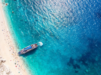 Tourists arrived at the beach.