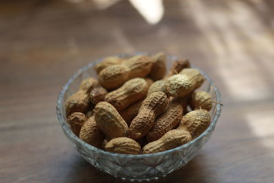 Close-up of raw in bowl on table