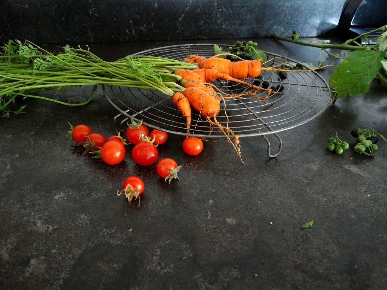 HIGH ANGLE VIEW OF TOMATOES AND VEGETABLES ON STREET