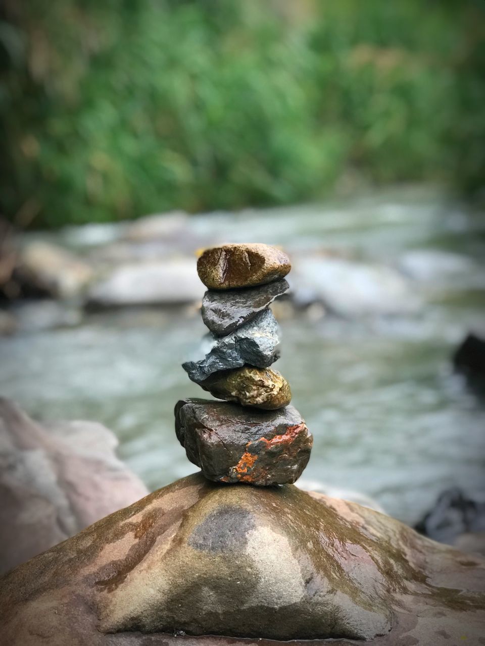 CLOSE-UP OF STONES ON ROCK