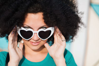 Portrait of smiling young woman wearing sunglasses