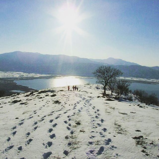 mountain, snow, sun, winter, cold temperature, tranquil scene, tranquility, mountain range, sunlight, scenics, beauty in nature, sunbeam, nature, landscape, water, lens flare, sky, lake, season, non-urban scene