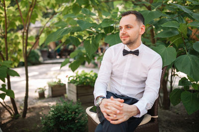 Bridegroom sitting at park