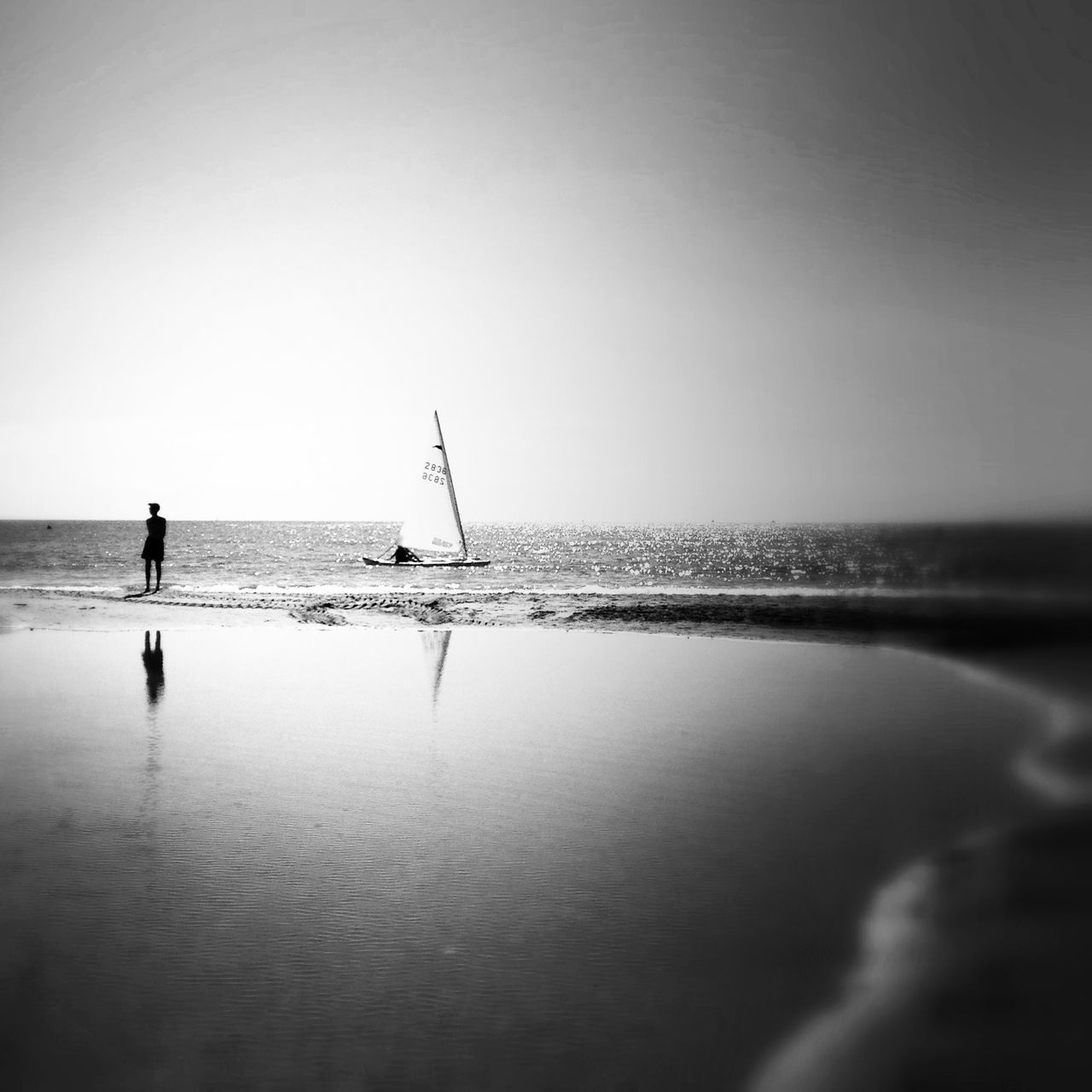 sea, water, horizon over water, clear sky, beach, copy space, men, leisure activity, silhouette, lifestyles, tranquil scene, scenics, tranquility, shore, nature, beauty in nature, standing, vacations