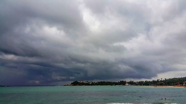 sky, cloudy, cloud - sky, sea, water, tranquil scene, scenics, tranquility, beauty in nature, weather, overcast, nature, horizon over water, storm cloud, cloud, waterfront, idyllic, beach, cloudscape, dusk