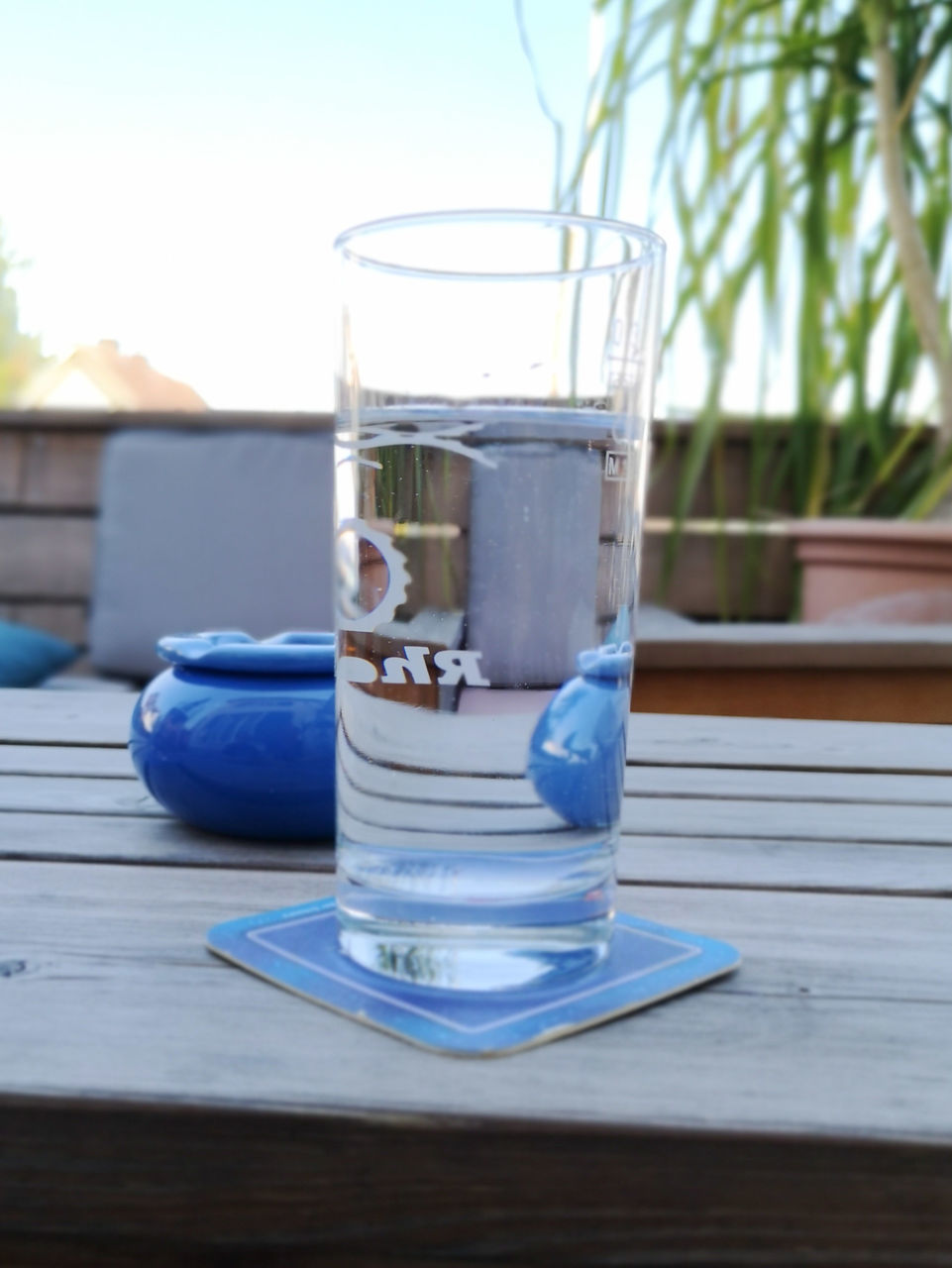 CLOSE-UP OF GLASS OF WATER ON TABLE