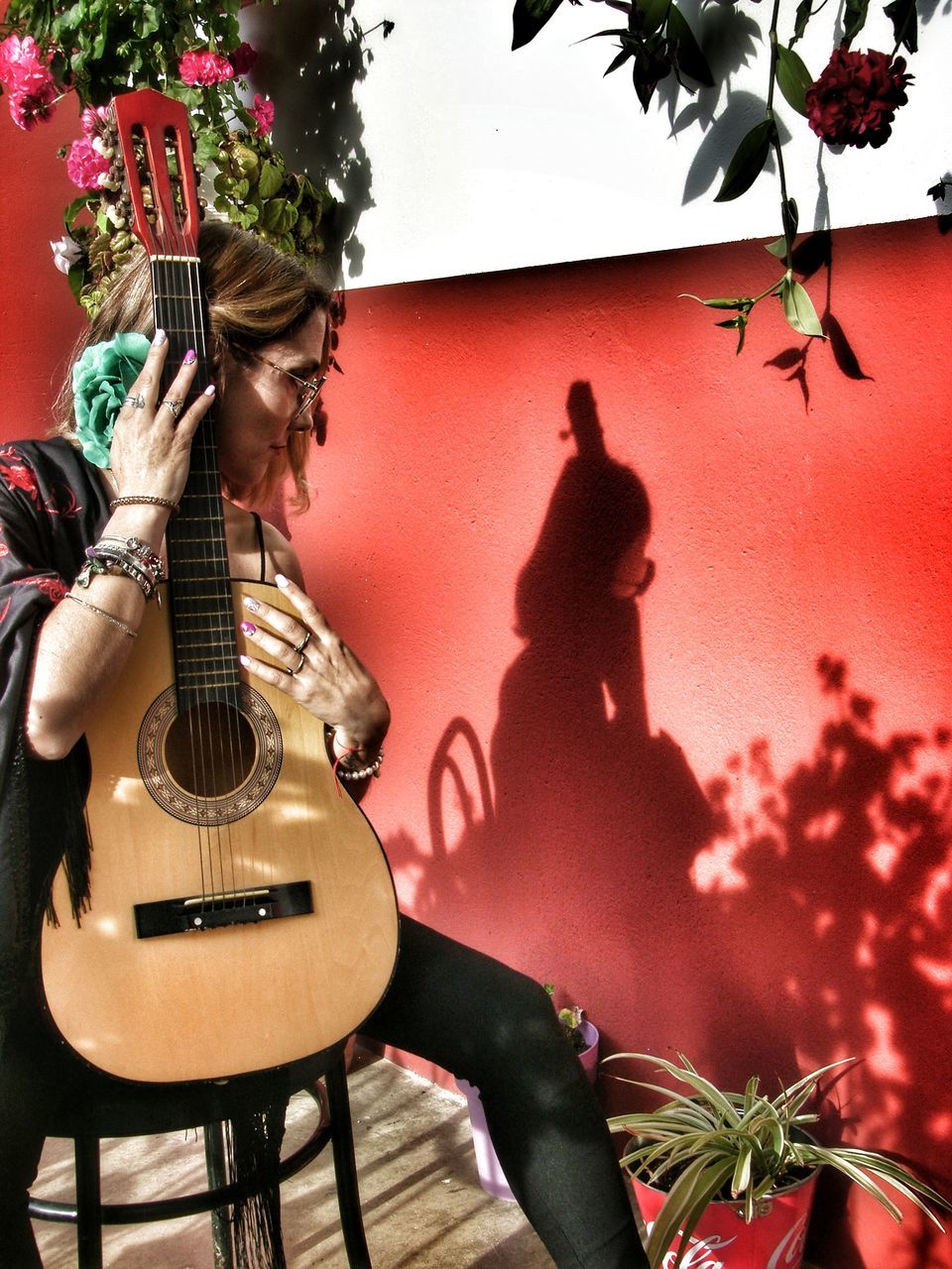 FULL LENGTH OF A MAN PLAYING GUITAR AGAINST PLANTS