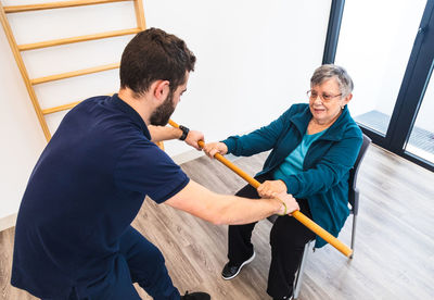 Physiotherapy with personal instructor in gym