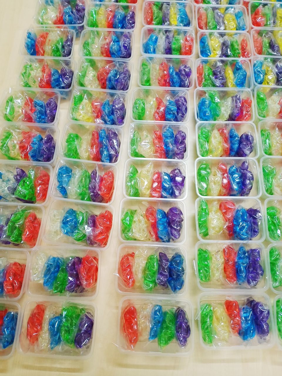 HIGH ANGLE VIEW OF MULTI COLORED CANDIES IN TRAY