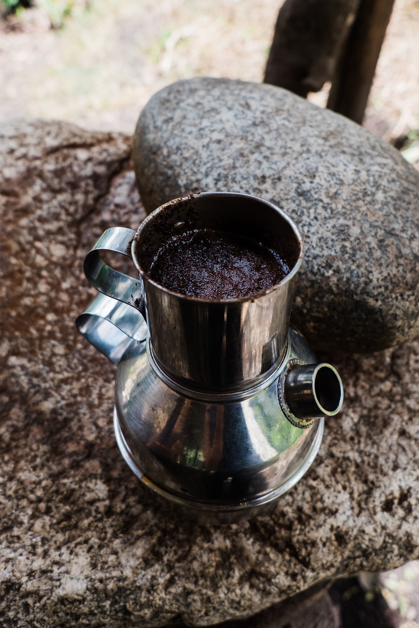 HIGH ANGLE VIEW OF COFFEE ON ROCKS