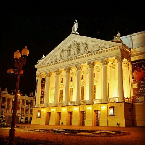 architecture, built structure, building exterior, night, illuminated, architectural column, clear sky, facade, famous place, travel destinations, low angle view, city, street light, history, tourism, sky, column, outdoors, travel, exterior