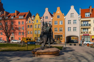 Statue of building