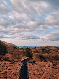 Photo of a woman standing with a beautiful view on lombok, east nusa tenggara