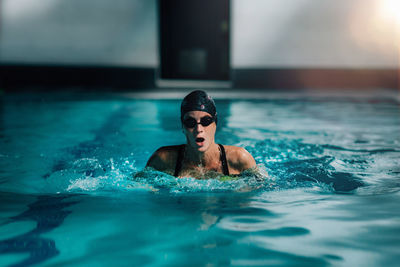 Woman swimming in the swimming pool.