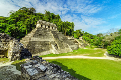 Mayan ruins of palenque against sky