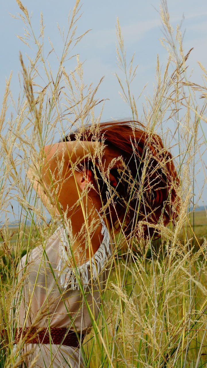 CLOSE-UP OF ANIMAL ON GRASS