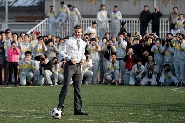 large group of people, men, lifestyles, grass, person, leisure activity, casual clothing, full length, sport, togetherness, walking, crowd, standing, rear view, playing, park - man made space, green color, outdoors, competition