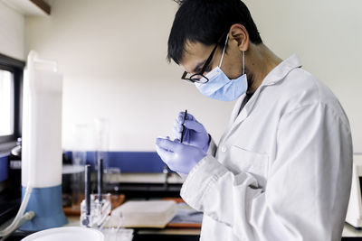 Male scientist working in the laboratory