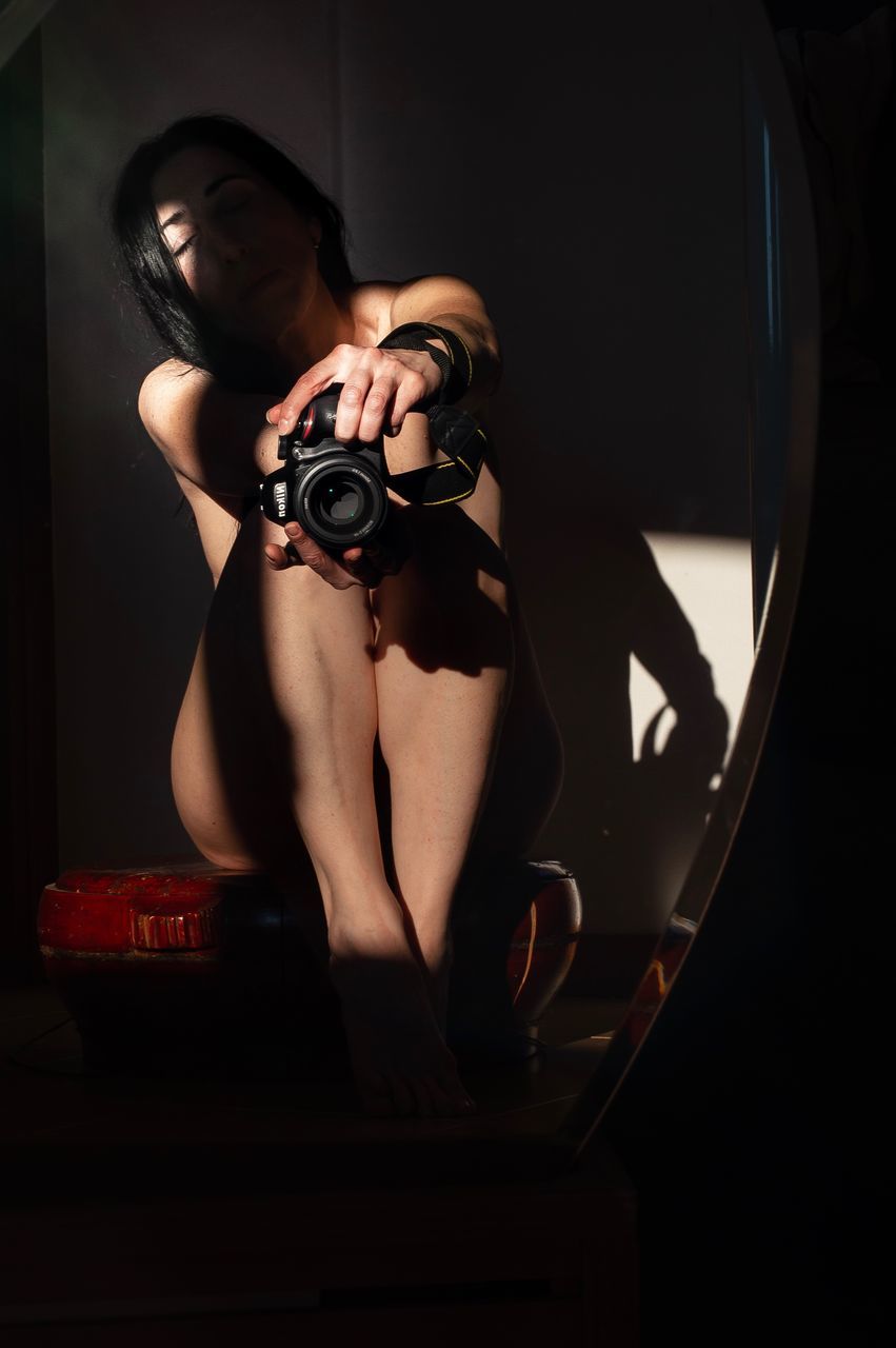 YOUNG WOMAN PHOTOGRAPHING