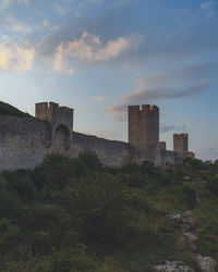 Old ruin building against sky