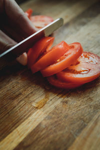 Cutting tomatos for pizza