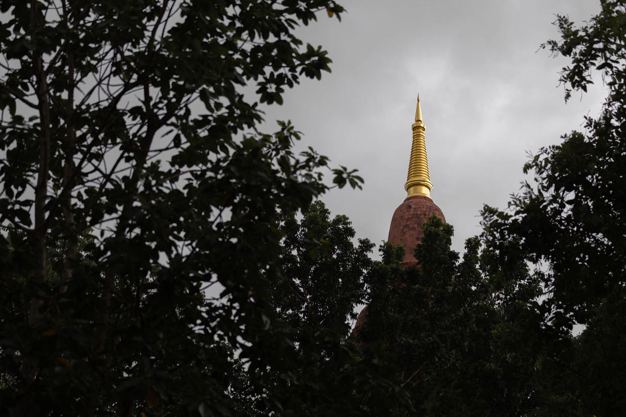 LOW ANGLE VIEW OF TEMPLE BUILDING AGAINST SKY