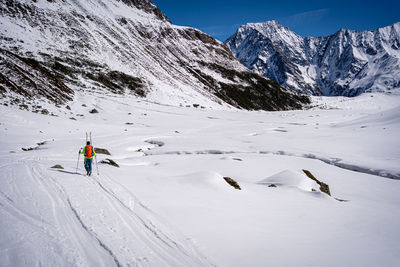 A woman is on the cross-country skiing trail in tirol