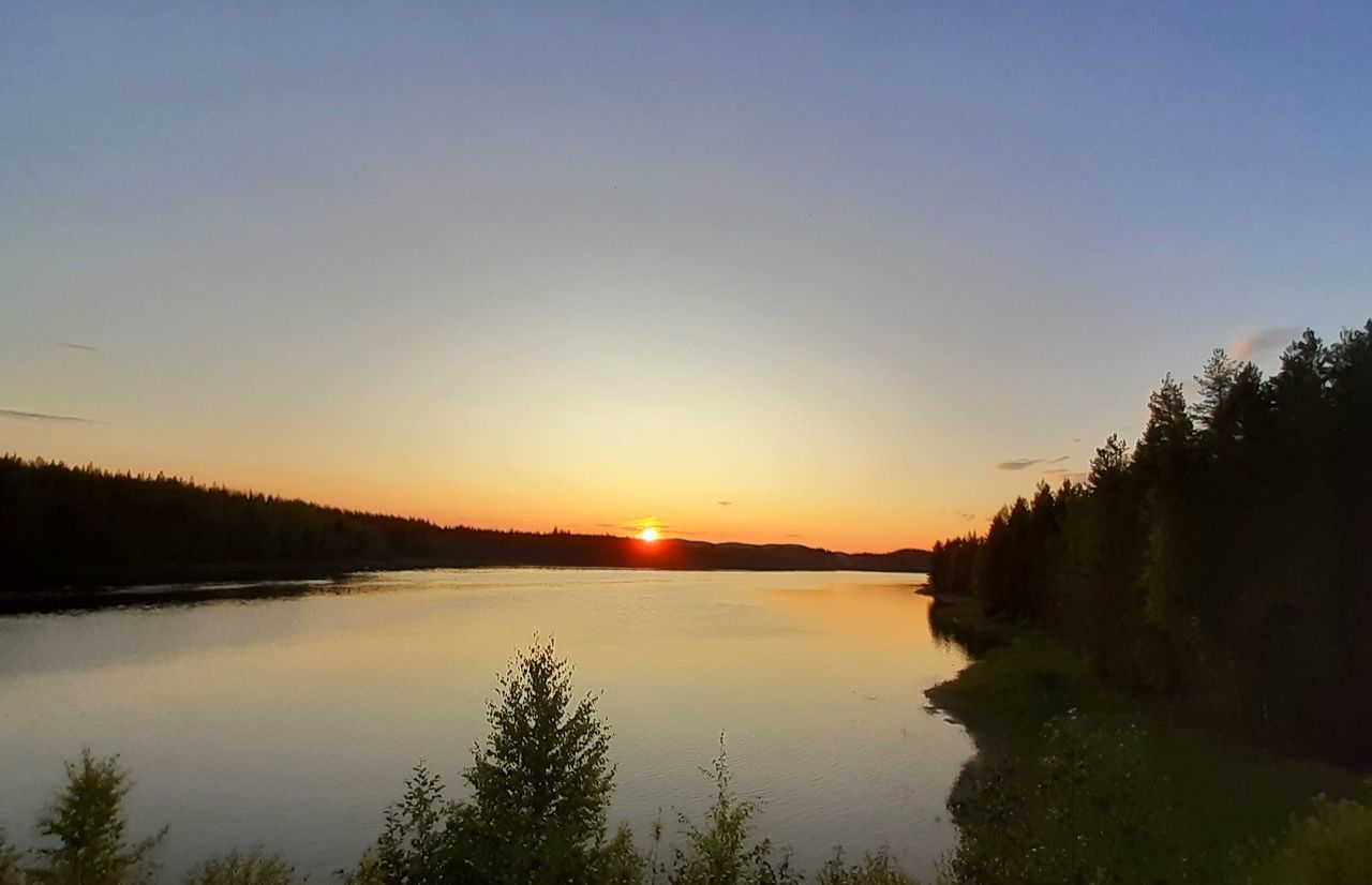 sky, water, tree, scenics - nature, tranquility, tranquil scene, beauty in nature, lake, reflection, sunset, plant, nature, silhouette, no people, non-urban scene, sun, idyllic, copy space, clear sky, outdoors, coniferous tree, reflection lake