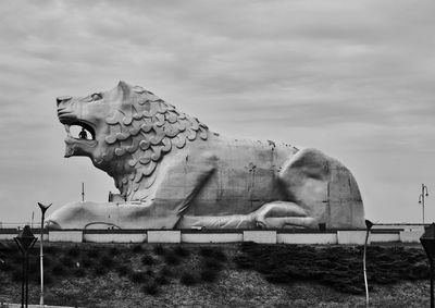 Statue of historical building against cloudy sky