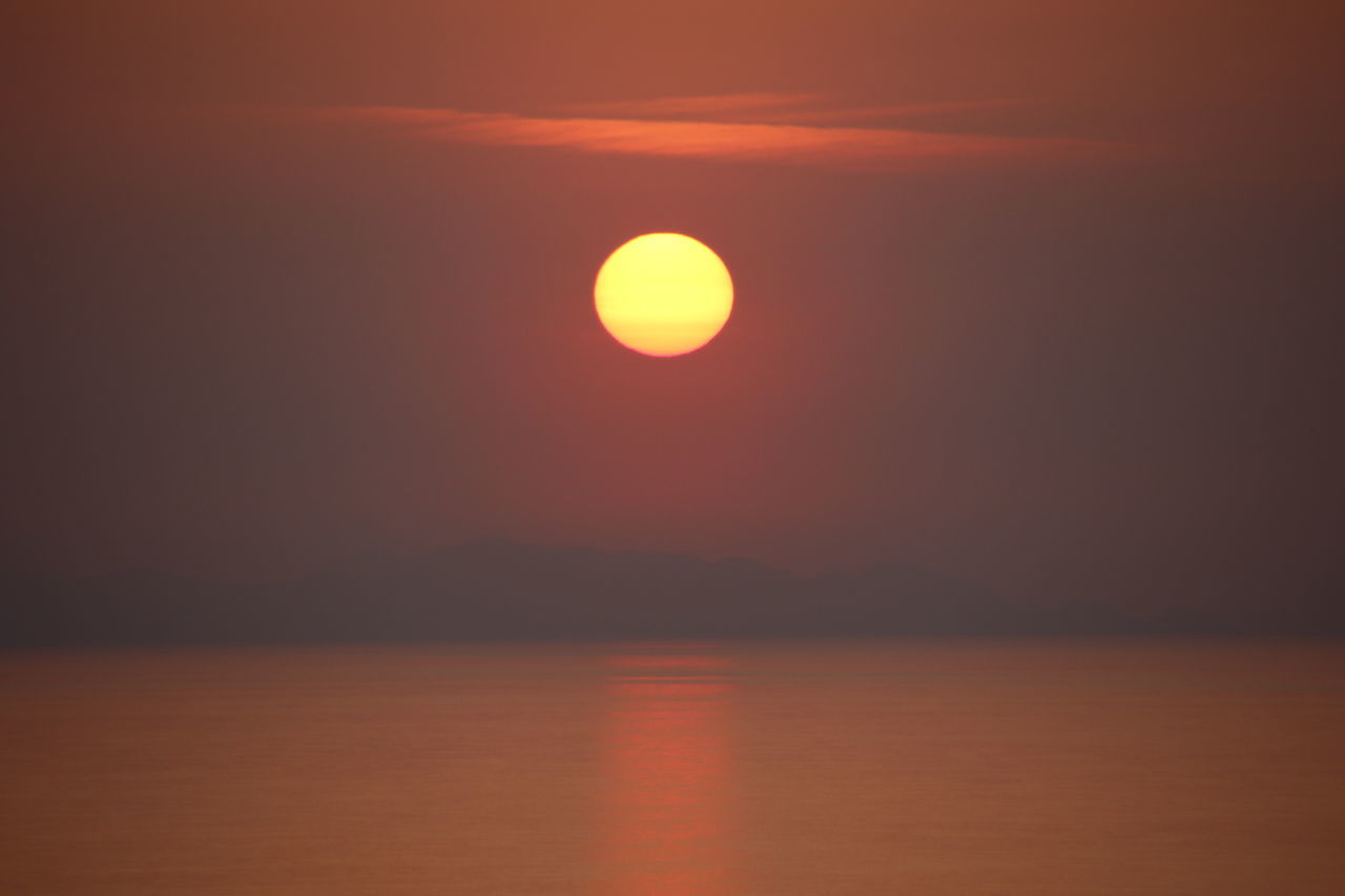 sunset, scenics, beauty in nature, sun, orange color, tranquil scene, tranquility, nature, idyllic, reflection, sky, sea, water, outdoors, no people, horizon over water, waterfront, moon, day