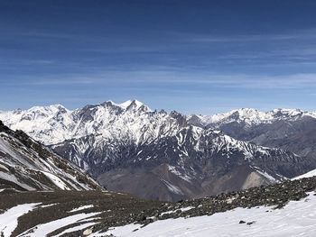 Beautiful views of mountains and buildings on the annapurna circuit in nepal.