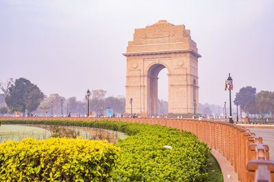 India gate view of monument in city against clear sky